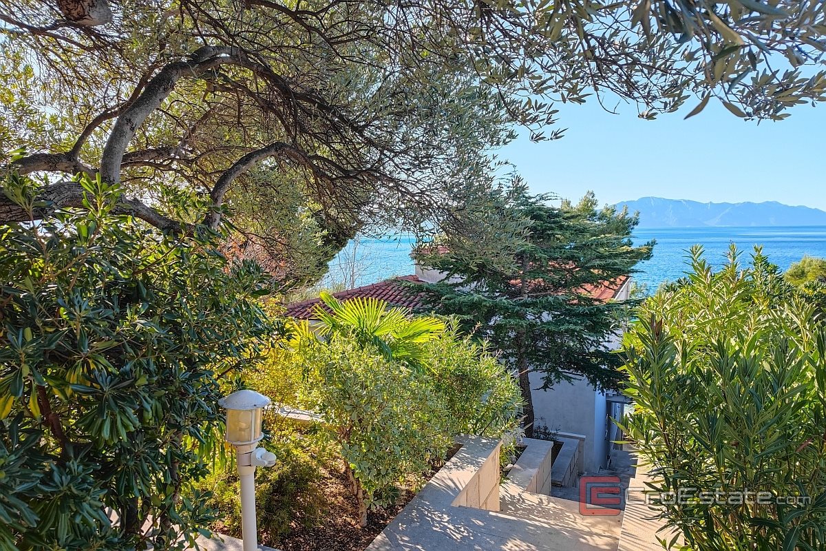016 2021 394 Makarska House in the first row to the sea sale1 016 2021 394 Makarska House in the first row to the sea sale1
