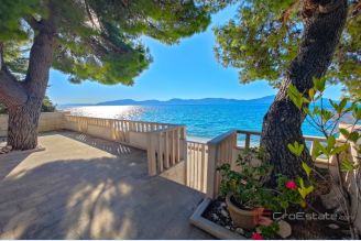 020 2021 394 Makarska House in the first row to the sea sale 020 2021 394 Makarska House in the first row to the sea sale