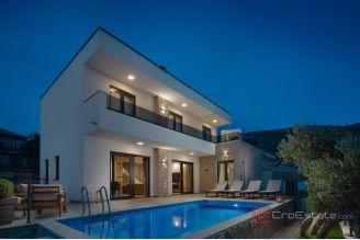 001 2045 42 Split Area Villa with large yard and a sea view for sale