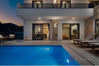 020 2045 42 Split Area Villa with large yard and a sea view for sale