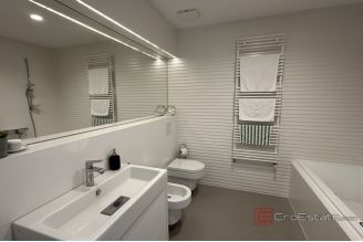 004 2045 44 Split Pazdigrad Two bedroom apartment with a sea view for rent