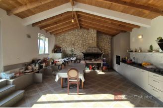 020 2047 31 Dalmatian hinterland Residential and commercial property for sale