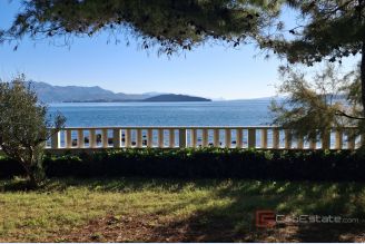 001 2031 157 Kastela Building land with three apartments for sale