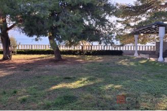 016 2031 157 Kastela Building land with three apartments for sale
