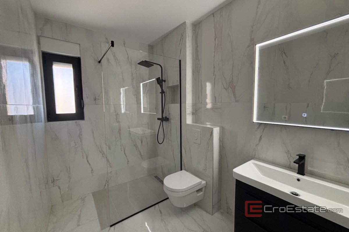 011 2035 204 Ciovo Spacious penthouse with a sea view for sale 011 2035 204 Ciovo Spacious penthouse with a sea view for sale