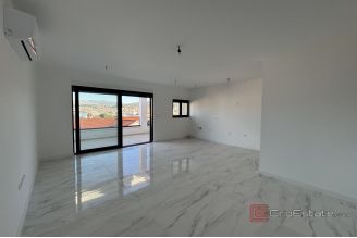 018 2035 204 Ciovo Spacious penthouse with a sea view for sale 018 2035 204 Ciovo Spacious penthouse with a sea view for sale