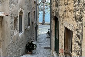 001 2052 05 Korcula Stone house in the center of the town for sale