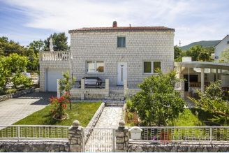 001 2052 08 peljesac stone family house with two apartments for sale