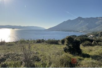 001 2052 12 Peljesac Old stone house in the first row to the sea for sale