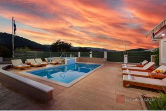 001 2052 19 Split area Spacious villa with a pool for sale