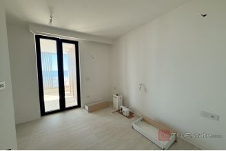 020 2043 164 near zadar modern two bedroom apartment first row to the sea sale1