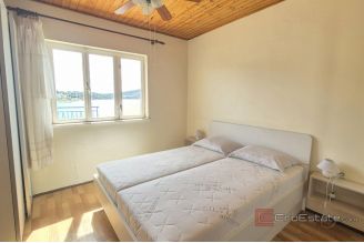 010 2047 64 Murter Seafront apartment house for sale