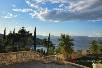 001 5383 30 Solta Villa with pool and an open sea view for sale