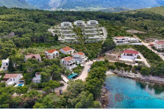 001 2046 101 Hvar Building land in the first row to the sea for sale