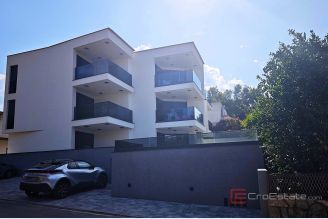 001 2051 26 island hvar apartment in the center of town with parking for sale