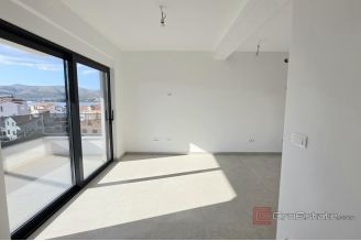 008 2047 88 Ciovo Two bedroom penthouse near the sea sale