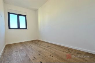 008 2047 88 Ciovo Two bedroom penthouse near the sea sale