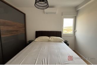 018 2035 261 Trogir Modern three bedroom apartment with a sea view for rent