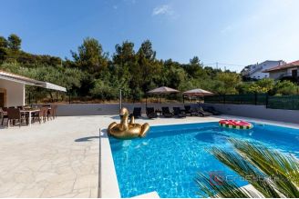 020 2035 255 Ciovo Modern apartment house in the first row to the sea for sale