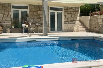 001 2049 72 Split Manus Spacious two bedroom apartment with parking and pool for rent