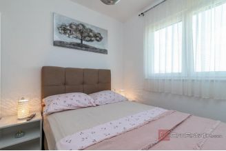 018 2035 290 Trogir Modern apartment with pool for rent