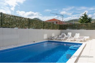 018 2035 290 Trogir Modern apartment with pool for rent