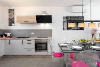 010 1014 45 Porec modern house with pool near sea for sale