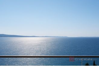 010 2052 93u Omis Two bedroom apartment near the sea for sale