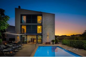 018 2021 36 near rogoznica villa with pool for sale1