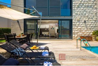 018 2021 36 near rogoznica villa with pool for sale1