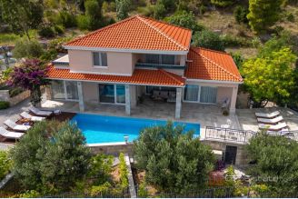 001 2049 83 Omis Villa with pool and an open sea view for sale