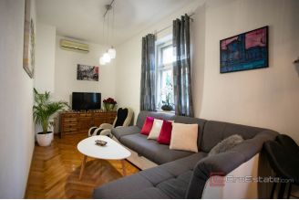 016 2048 53 Split Two bedroom apartment with garage and garden for sale