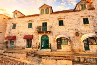 001 2048 58 Makarska Stone house with apartments in the center for sale