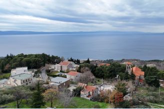 001 2049 95 Makarska Semi detached property with great potential for sale