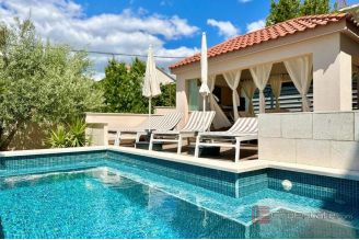 020 2035 350 Ciovo Modern apartment with pool and a sea view for rent
