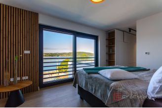 16 2013 253 Solta villa by the sea swimming pool