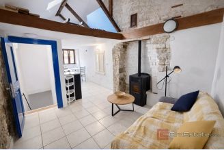 001 2060 12 Split center Stone house for sale