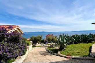 001 1032 04 Labin building land with a catering facility for sale