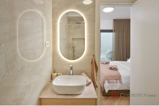 020 2056 17 Split area luxury apartment with private pool for rent