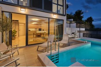 020 2056 19 Split area Exclusive three bedroom apartment with pool for long term rent