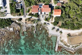 001 2052 128 Peljesac House in the first row to the sea for sale