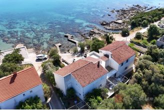 013 2052 128 Peljesac House in the first row to the sea for sale