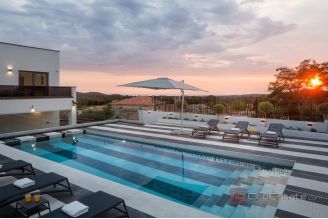 019 1021 62 Porec villa with pool and tennis court for sale