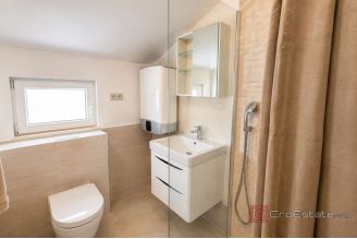 016 2044 89 Split Meje apartment in a prestigious seafront location for rent