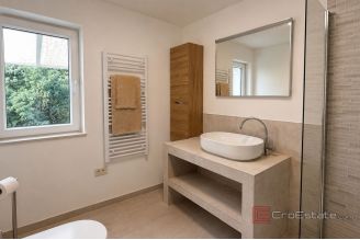 016 2044 89 Split Meje apartment in a prestigious seafront location for rent