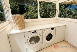 016 2044 89 Split Meje apartment in a prestigious seafront location for rent