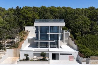 001 2056 21 Exclusive first row the sea for sale