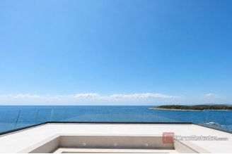 010 2056 21 Exclusive first row the sea for sale