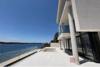 010 2056 21 Exclusive first row the sea for sale