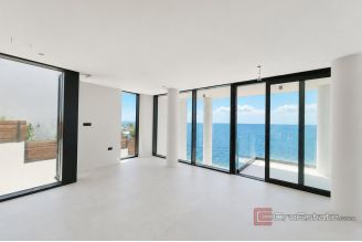 010 2056 21 Exclusive first row the sea for sale